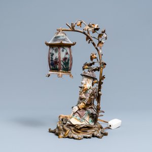 Een Chinese famille verte figuur met verguld brons, Samson porselein en glas tot lamp gemonteerd, 19e eeuw — foto 5