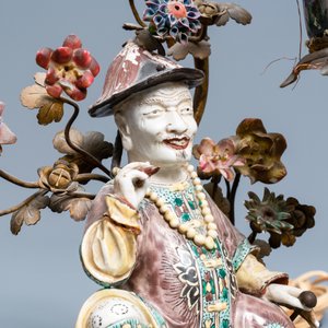Een Chinese famille verte figuur met verguld brons, Samson porselein en glas tot lamp gemonteerd, 19e eeuw — foto 7