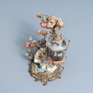Een Chinese famille verte figuur met verguld brons, Samson porselein en glas tot lamp gemonteerd, 19e eeuw — foto 8