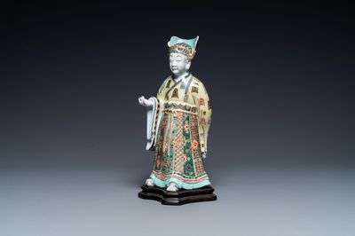 Een Chinese famille verte figuur op houten sokkel, Kangxi