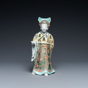 Een Chinese famille verte figuur op houten sokkel, Kangxi — foto 3