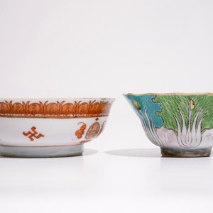 Een Chinese famille verte gu vaas met draken en twee polychrome kommen, 19e eeuw — foto 11