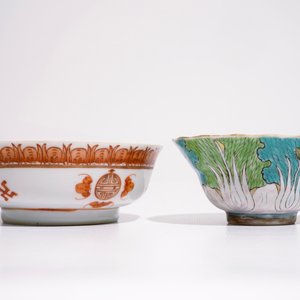 Een Chinese famille verte gu vaas met draken en twee polychrome kommen, 19e eeuw — foto 12