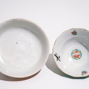 Een Chinese famille verte gu vaas met draken en twee polychrome kommen, 19e eeuw — foto 13