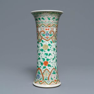 Een Chinese famille verte 'gu' vaas met floraal decor, Kangxi — foto 2