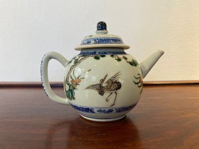 Een Chinese famille verte 'hert en kraanvogel' theepot met deksel, Kangxi — foto 3