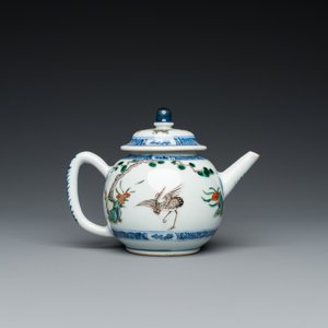 Een Chinese famille verte 'hert en kraanvogel' theepot met deksel, Kangxi — foto 4