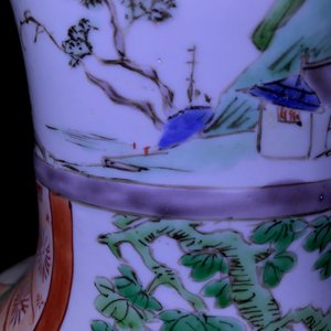 Een Chinese famille verte 'Hong Men Yan' vaas, Kangxi — foto 11
