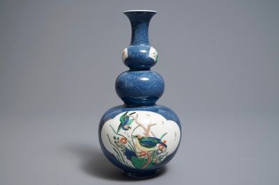Een Chinese famille verte kalebasvaas met poederblauwe fondkleur, 19e eeuw
