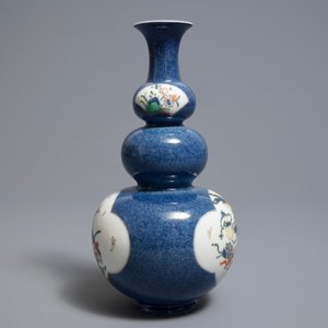 Een Chinese famille verte kalebasvaas met poederblauwe fondkleur, 19e eeuw — foto 4