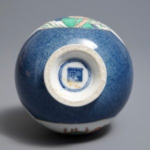 Een Chinese famille verte kalebasvaas met poederblauwe fondkleur, 19e eeuw — foto 5