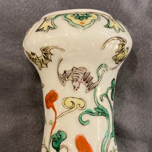 Een Chinese famille verte kalebasvaas met relëfdecor van draken op houten sokkel, 19/20e eeuw — foto 16