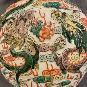 Een Chinese famille verte kalebasvaas met relëfdecor van draken op houten sokkel, 19/20e eeuw — foto 18