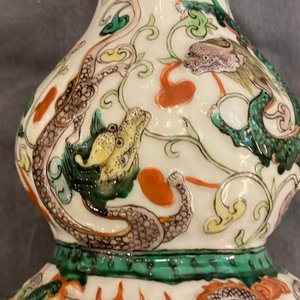 Een Chinese famille verte kalebasvaas met relëfdecor van draken op houten sokkel, 19/20e eeuw — foto 25
