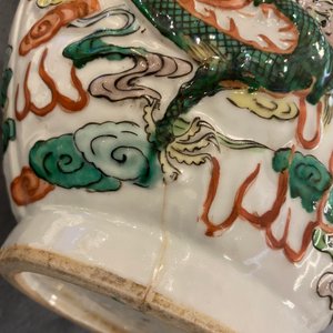 Een Chinese famille verte kalebasvaas met relëfdecor van draken op houten sokkel, 19/20e eeuw — foto 8
