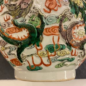 Een Chinese famille verte kalebasvaas met relëfdecor van draken op houten sokkel, 19/20e eeuw — foto 9