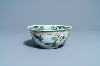 Een Chinese famille verte kom met bloemen en fruit, Kangxi