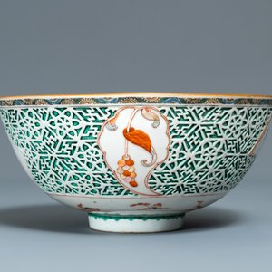 Een Chinese famille verte kom met reliëfdecor, Yongzheng — foto 5