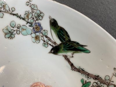 Een Chinese famille verte kom met twee eksters bij prunusbloesems, Kangxi — foto 4