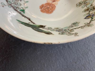 Een Chinese famille verte kom met twee eksters bij prunusbloesems, Kangxi — foto 7