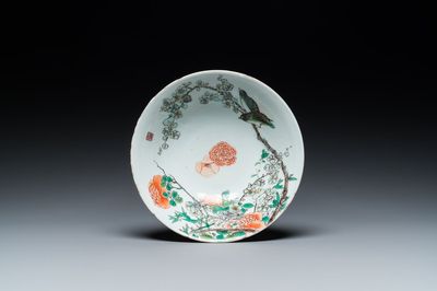 Een Chinese famille verte kom met twee eksters bij prunusbloesems, Kangxi