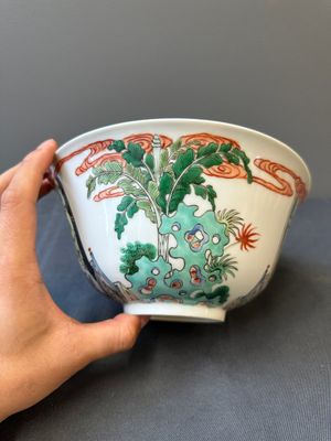 Een Chinese famille verte kom met verhalend decor, 19e eeuw — foto 4