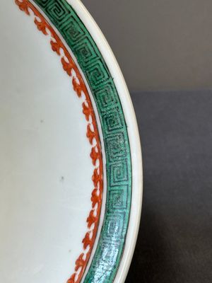 Een Chinese famille verte kom met verhalend decor, 19e eeuw — foto 8