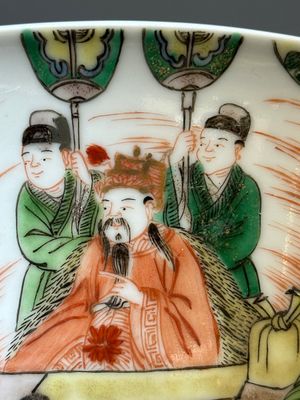 Een Chinese famille verte kom met verhalend decor, 19e eeuw — foto 10