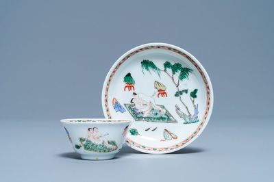 Een Chinese famille verte kop en schotel met erotisch decor, Kangxi