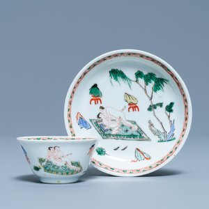 Een Chinese famille verte kop en schotel met erotisch decor, Kangxi — foto 1