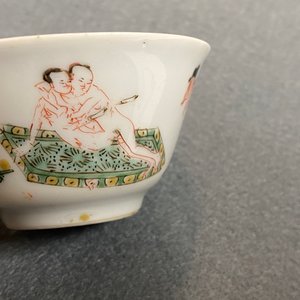Een Chinese famille verte kop en schotel met erotisch decor, Kangxi — foto 11