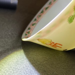 Een Chinese famille verte kop en schotel met erotisch decor, Kangxi — foto 13