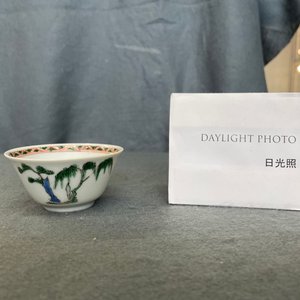Een Chinese famille verte kop en schotel met erotisch decor, Kangxi — foto 17