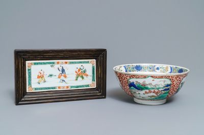 Een Chinese famille verte landschapskom en een plaquette met spelende jongens, Kangxi