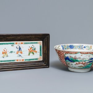 Een Chinese famille verte landschapskom en een plaquette met spelende jongens, Kangxi — foto 1