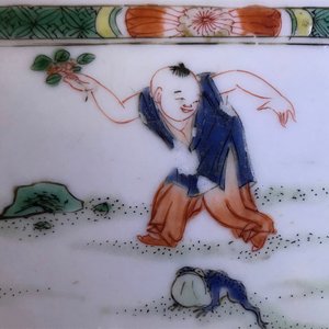 Een Chinese famille verte landschapskom en een plaquette met spelende jongens, Kangxi — foto 12