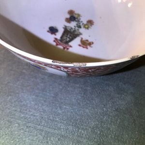 Een Chinese famille verte landschapskom en een plaquette met spelende jongens, Kangxi — foto 16