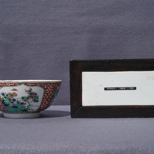 Een Chinese famille verte landschapskom en een plaquette met spelende jongens, Kangxi — foto 20