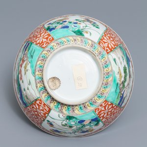 Een Chinese famille verte landschapskom en een plaquette met spelende jongens, Kangxi — foto 10