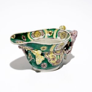 Een Chinese famille verte libation cup, Kangxi — foto 7