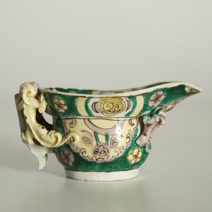Een Chinese famille verte libation cup, Kangxi — foto 8