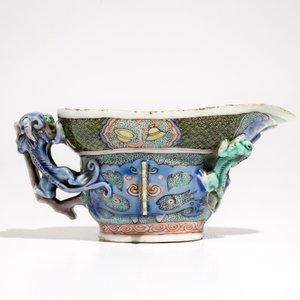 Een Chinese famille verte libation cup met draken, Kangxi — foto 3