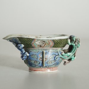 Een Chinese famille verte libation cup met draken, Kangxi — foto 8
