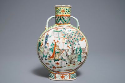 Een Chinese famille verte maanfles, Xuande merk, 19e eeuw