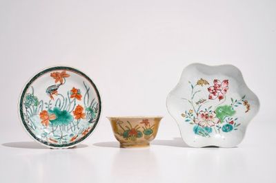 Een Chinese famille verte op zeemleer fond kop en schotel, Kangxi, en een famille rose theepot stand, Yongzheng