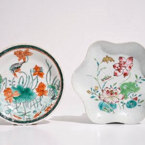 Een Chinese famille verte op zeemleer fond kop en schotel, Kangxi, en een famille rose theepot stand, Yongzheng — foto 2