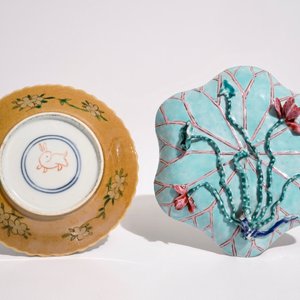 Een Chinese famille verte op zeemleer fond kop en schotel, Kangxi, en een famille rose theepot stand, Yongzheng — foto 3
