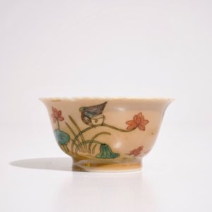 Een Chinese famille verte op zeemleer fond kop en schotel, Kangxi, en een famille rose theepot stand, Yongzheng — foto 6