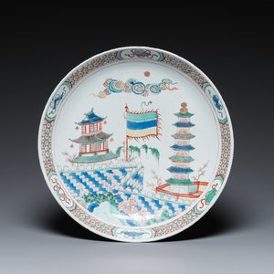 Een Chinese famille verte 'pagode' schotel, Kangxi — foto 1