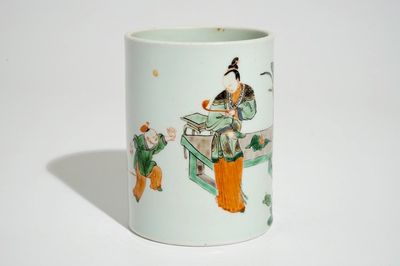Een Chinese famille verte penseelpot in Kangxi stijl, 19/20e eeuw